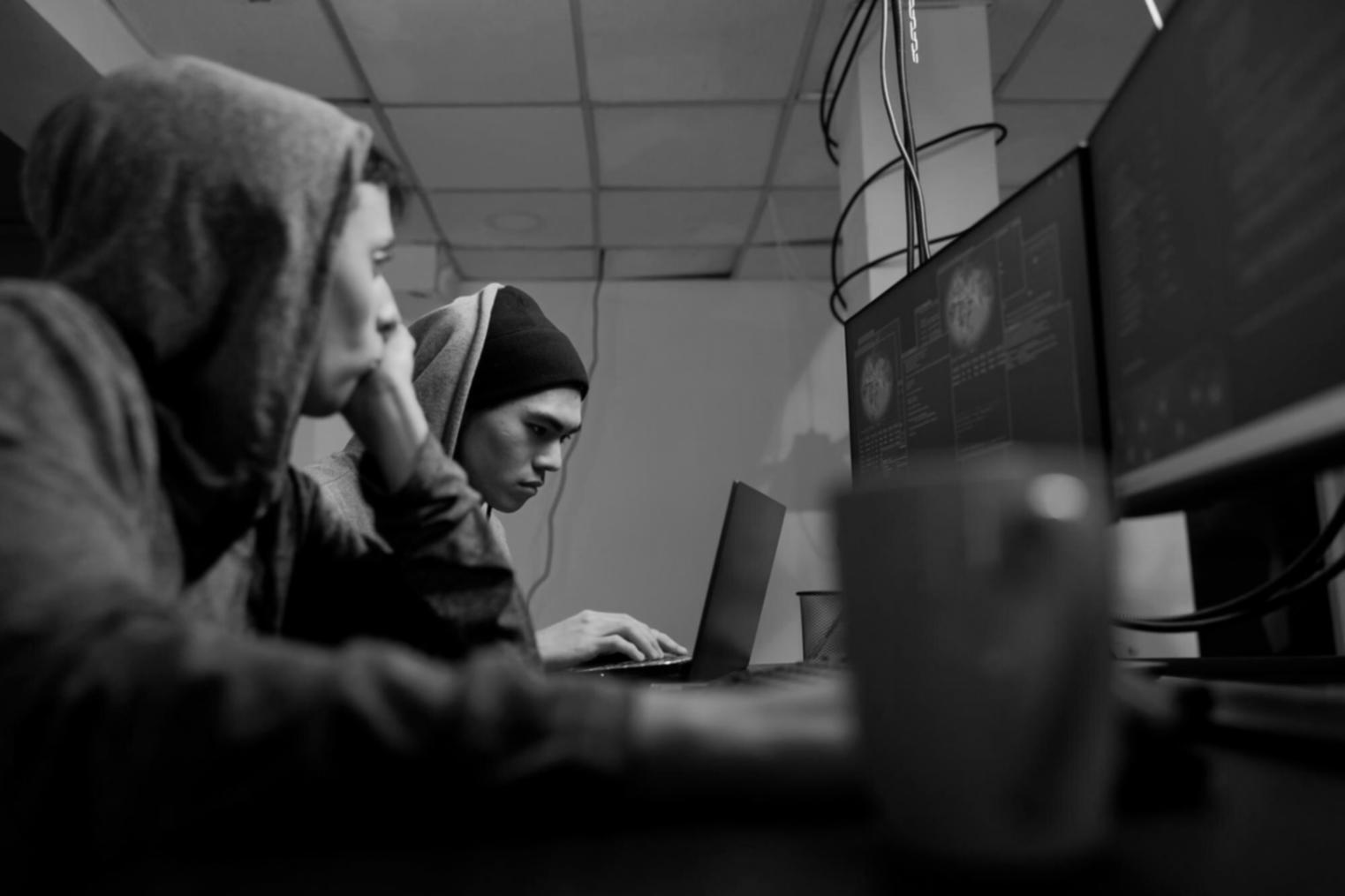 Studenti che lavorano su progetti di realtà aumentata con dispositivi mobili e tablet